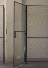 Серый раздел ячеистой сети цвета обшивает панелями одиночную прикрепленную на петлях дверь клетки безопасностью антиржавейную поставщик
